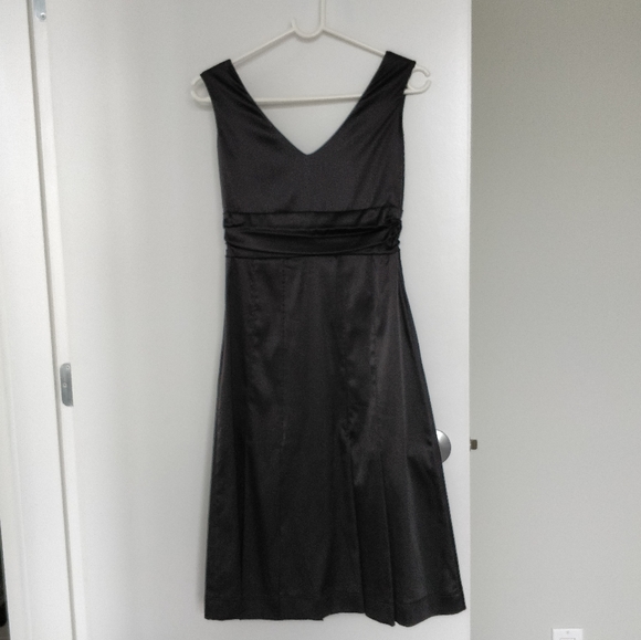 Elegant Tristan and Iseut black satin dress - Picture 3 of 5
